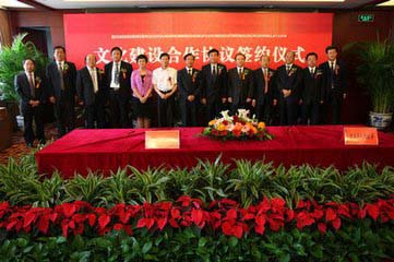 上海某文化傳媒集團與中科投資公司簽署戰(zhàn)略合作文件，共同合作將《騙梟》原創(chuàng)小說改編制作成影視劇作品，為中國百姓奉送精彩多樣的原創(chuàng)影視大餐