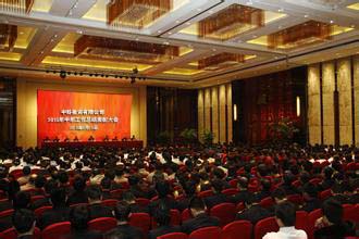 中科投資公司在九華山莊召開半年工作總結(jié)表彰大會(huì)。公司領(lǐng)導(dǎo)班子成員聽取了各分公司、辦事處半年工作匯報(bào)，李總代表公司領(lǐng)導(dǎo)班子并就如何抓好下半年工作做了講話