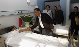 中科投資公司工會張副主席代表公司領(lǐng)導(dǎo)班子探望因見義勇為受傷住院的員工